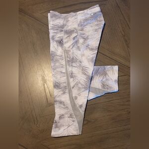 Lululemon size 8 gray white Capri leggings